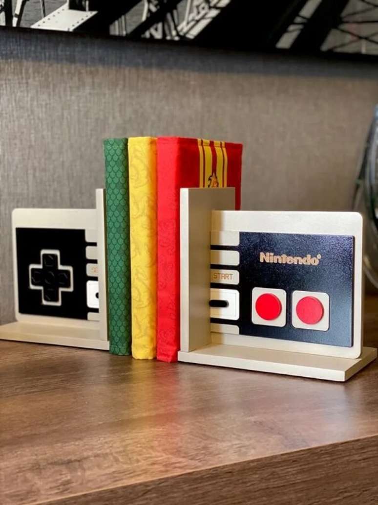 41. Aparador de livros segue o design do controle de nitendo. Fonte: Pinterest