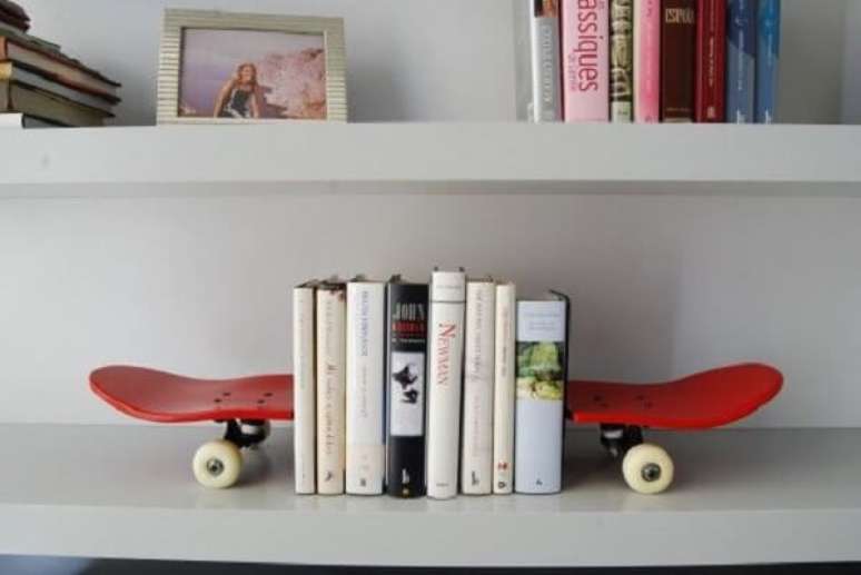 28. Que tal usar a estrutura do skate para criar um lindo aparador de livros? Fonte: Pinterest