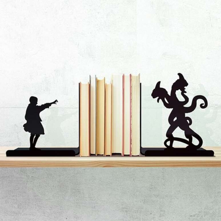 35. Aparador de livros geek com desenho da s&eacute;rie Stranger Things. Fonte: Pinterest