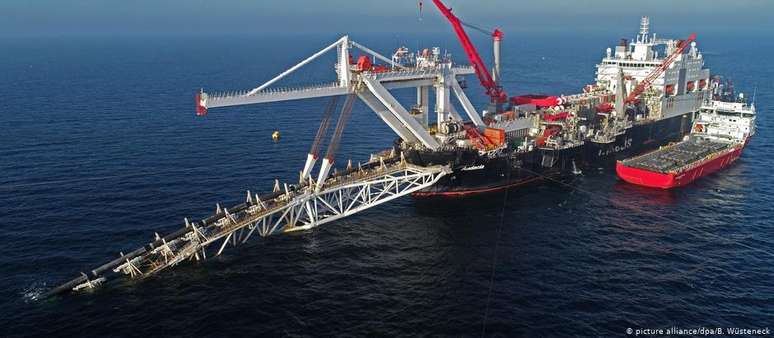 Instala&ccedil;&atilde;o da tubula&ccedil;&atilde;o submarina do gasoduto russo Nord Stream 2 no Mar B&aacute;ltico, pr&oacute;ximo da ilha alem&atilde; de R&uuml;gen