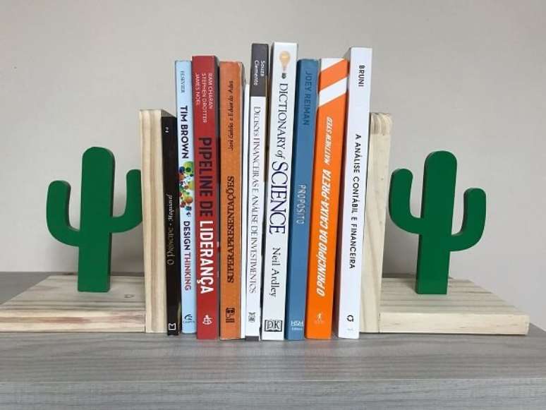 46. Aparador de livros com desenho de cacto. Fonte: Pinterest