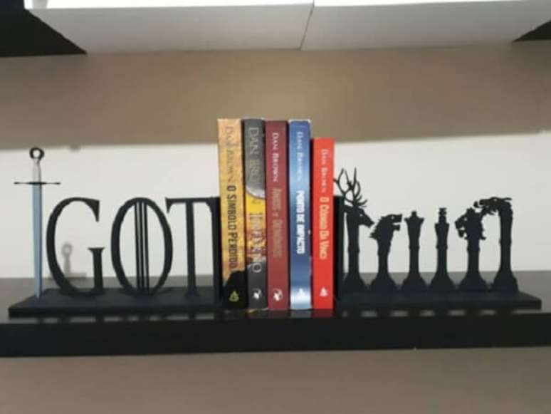 31. Aparador de livros geek para os apaixonados por Game Of Thrones. Fonte: Pinterest