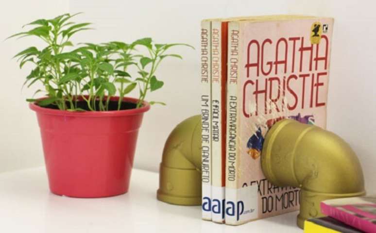 39. Como fazer aparador de livros com canos. Fonte: Pinterest