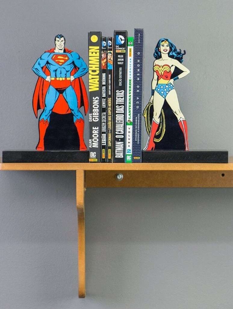 4. Aparador de livros do super homem e mulher maravilha. Fonte: Pinterest