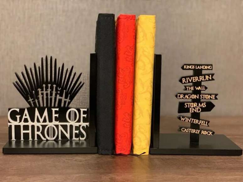 45. Decore sua estante com o aparador de livros geek. Fonte: Pinterest