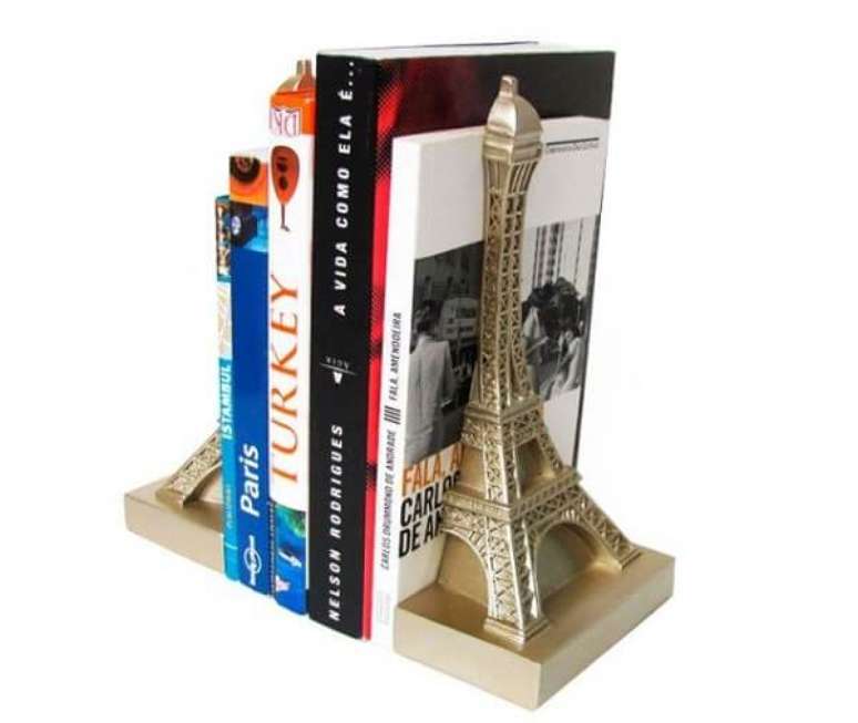 54. A Torre Eiffel foi usada como aparador de livros. Fonte: Pinterest