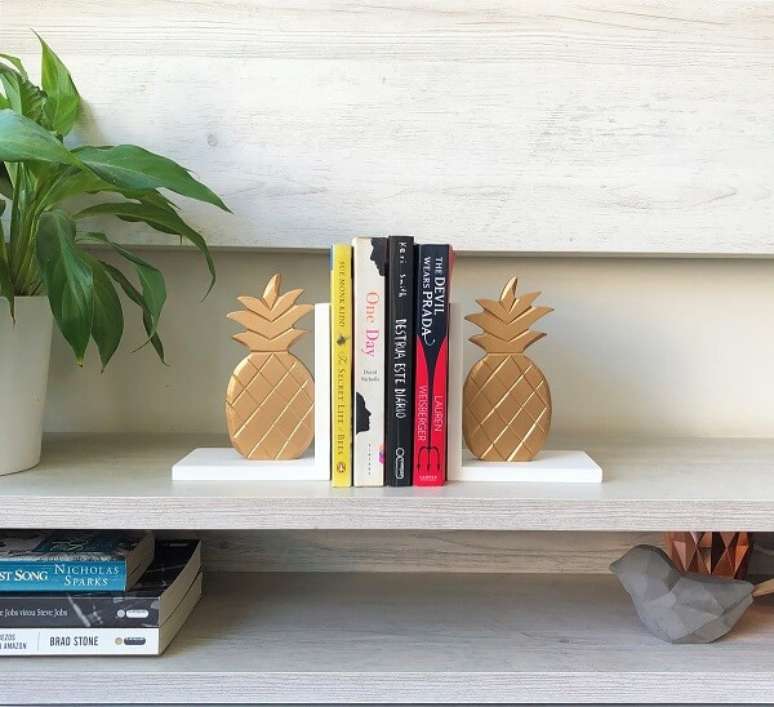 38. Aparador de livros para sala com desenho de abacaxi. Fonte: Pinterest