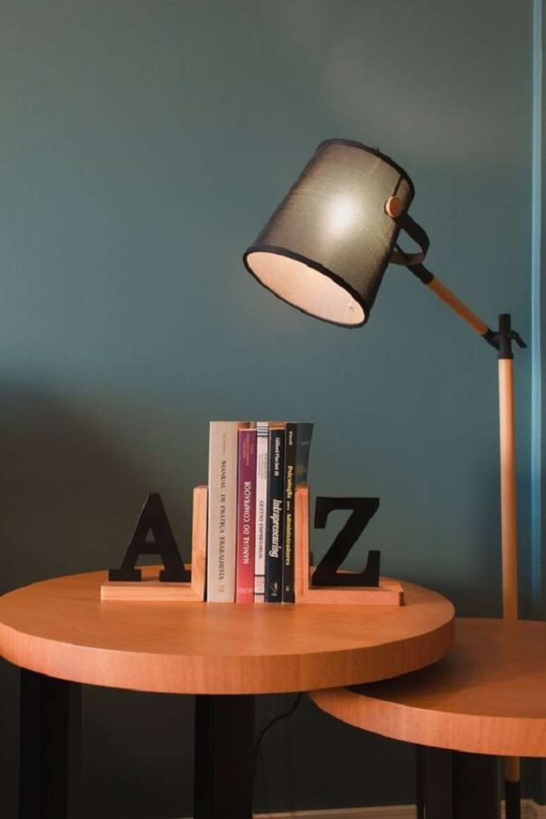 48. Aparador de livros para sala delicado. Fonte: Pinterest