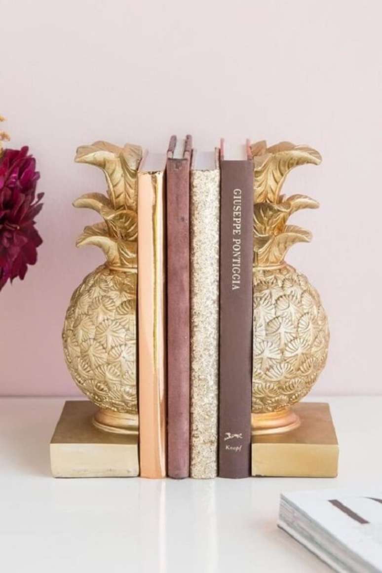 27. Suporte aparador de livros com desenho de abacaxi. Fonte: Pinterest