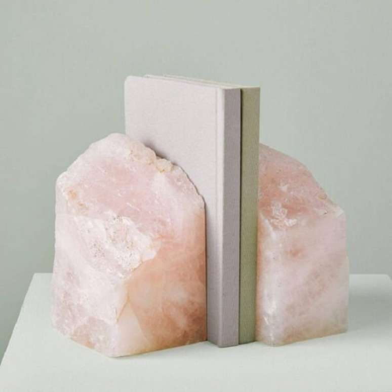 47. Aparador de livros feito com quartzo rosa. Fonte: Pinterest