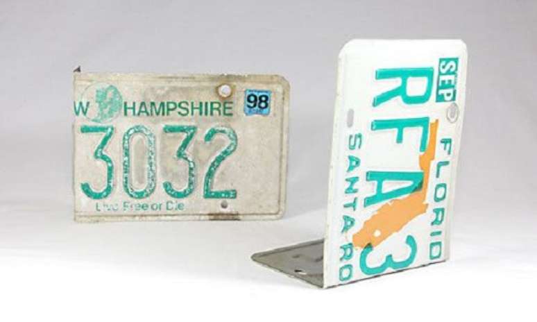 66. Como fazer aparador de livros com placa de carro. Fonte: Pinterest