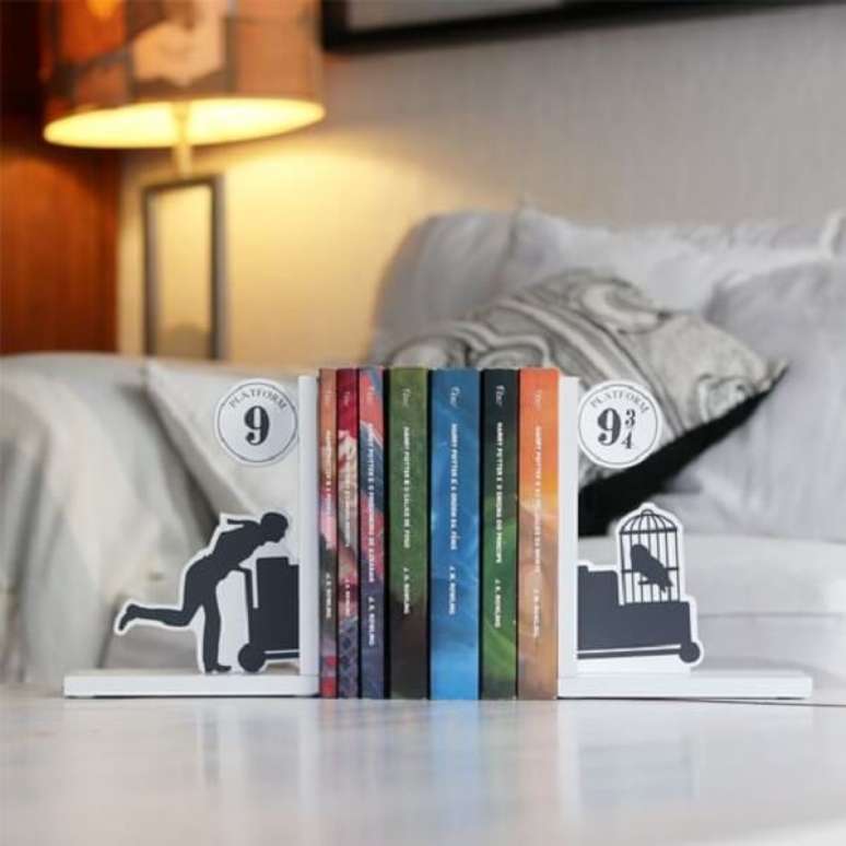 55. Apaixonados por Harry Potter v&atilde;o amar esse aparador de livros. Fonte: Pinterest