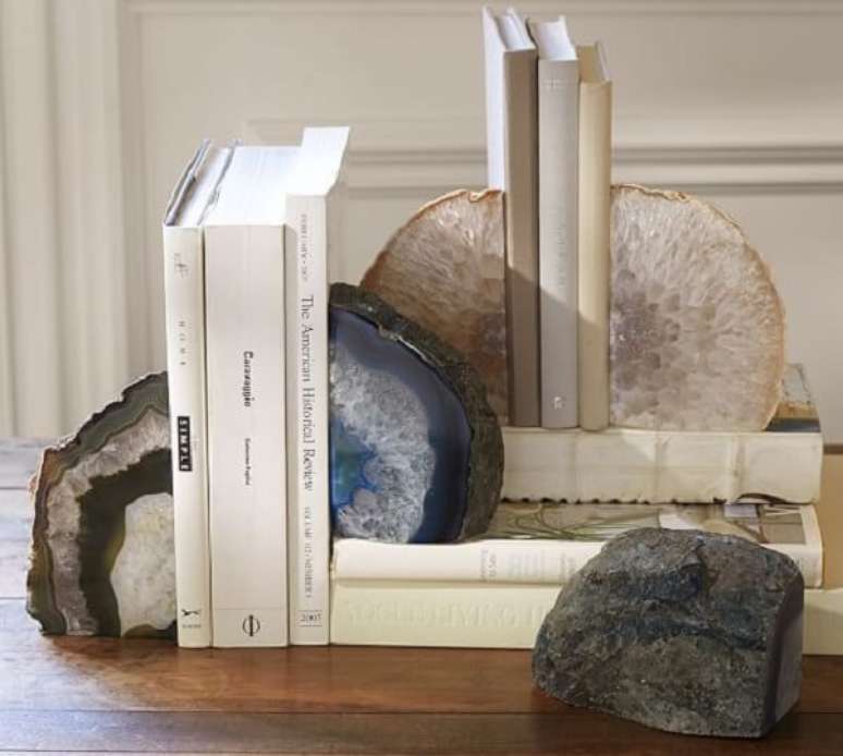 25. Cristais robustos podem ser utilizados como aparador para livros criativos. Fonte: Pinterest