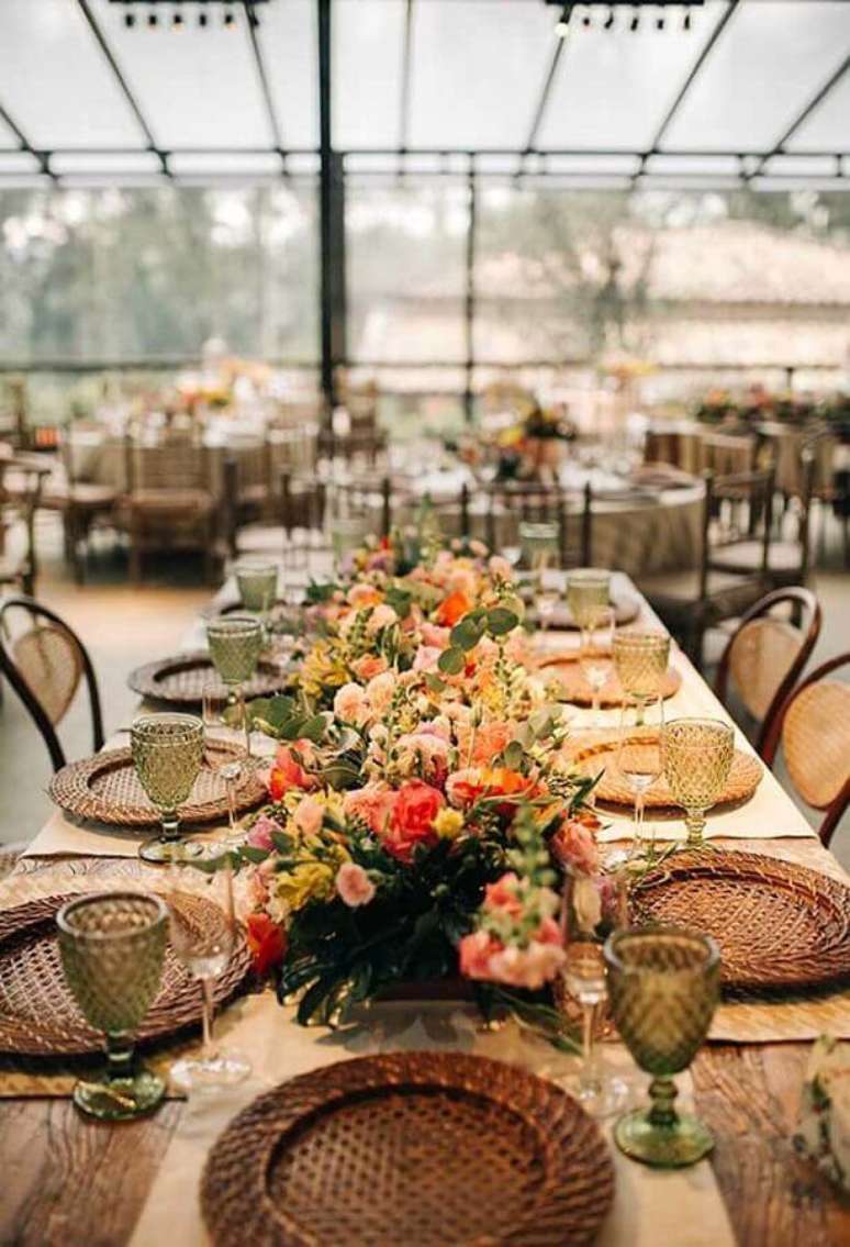38 &ndash; A mesa dos convidados tamb&eacute;m deve conter elementos para decora&ccedil;&atilde;o de casamento r&uacute;stico &ndash; Foto: Weddbook
