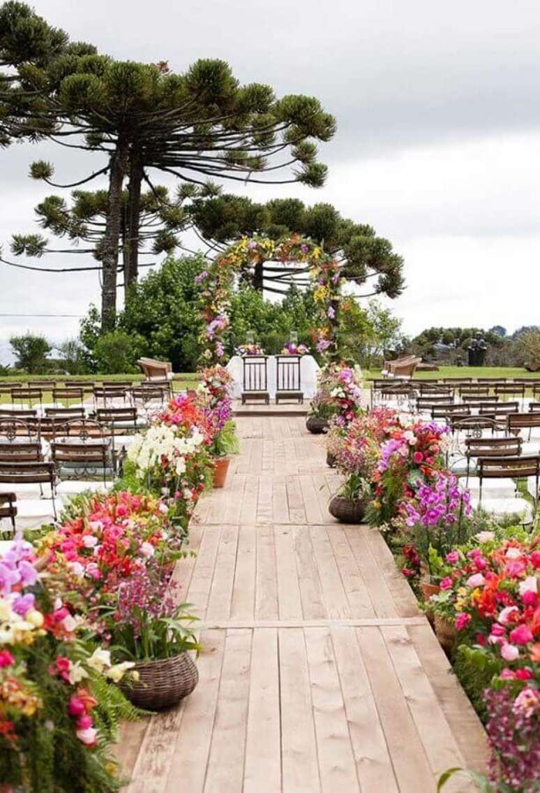 40. Arranjos de flores coloridas para decoração de casamento rústico no campo – Foto: Blog Meu Casamento