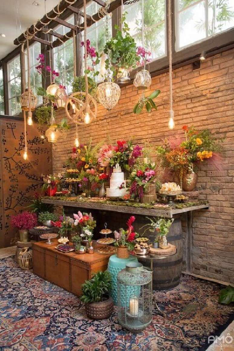 41. Linda decora&ccedil;&atilde;o de mesa de casamento r&uacute;stico com arranjos de flores coloridas &ndash; Foto: Ideias Decor