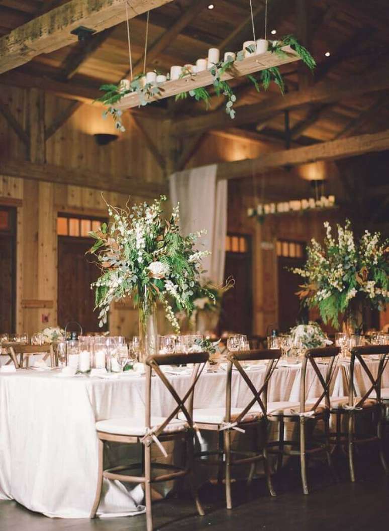 42. Arranjos de flores e folhagens para decoração de festa de casamento rústico – Foto: Constance Zahn