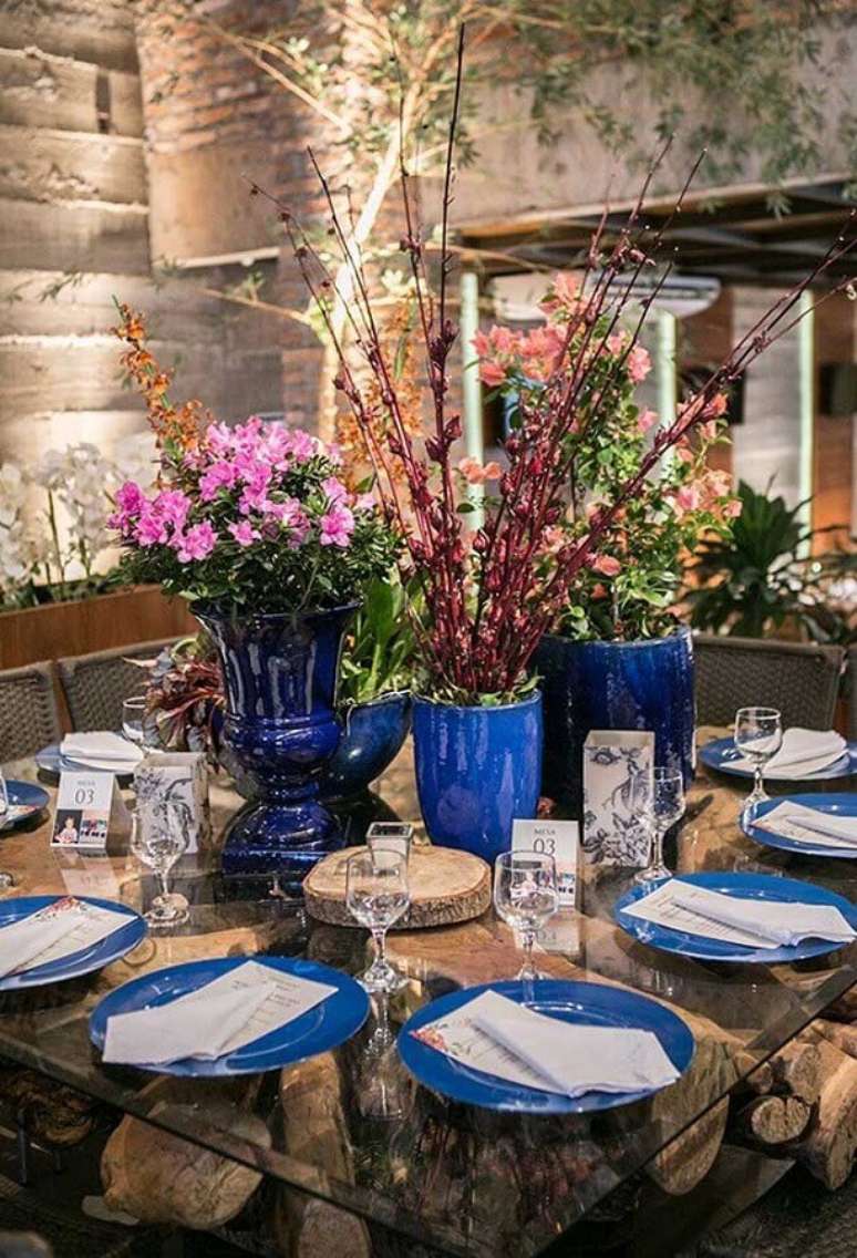 43. Vasos azuis com arranjos de flores para decoração rústica de casamento – Foto: Constance Zahn