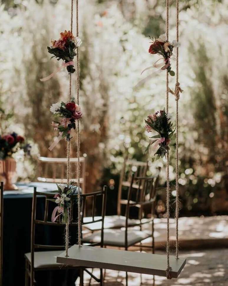 44. Balanço decorado com flores para decoração rústica de casamento – Foto: Clívia Carvalho