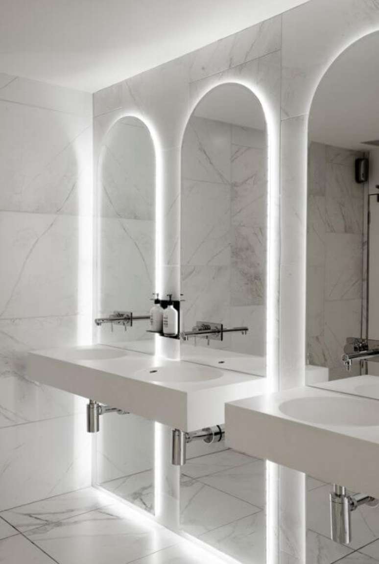 24. Banheiro com espelho camarim – Via: Pinterest                    