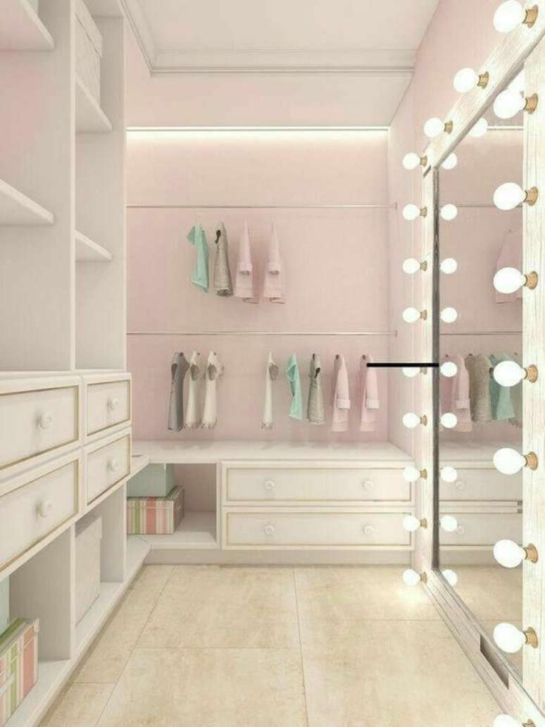 27. Closet moderno com espelho camarim grande – Via: Pinterest