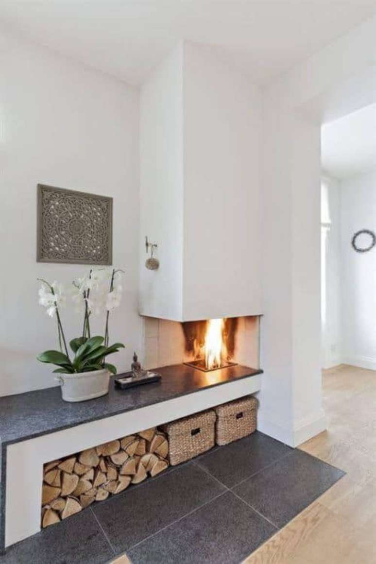 5. Decora&ccedil;&atilde;o com lareira de canto e vaso de orqu&iacute;deas &ndash; Via: Decoratd Life