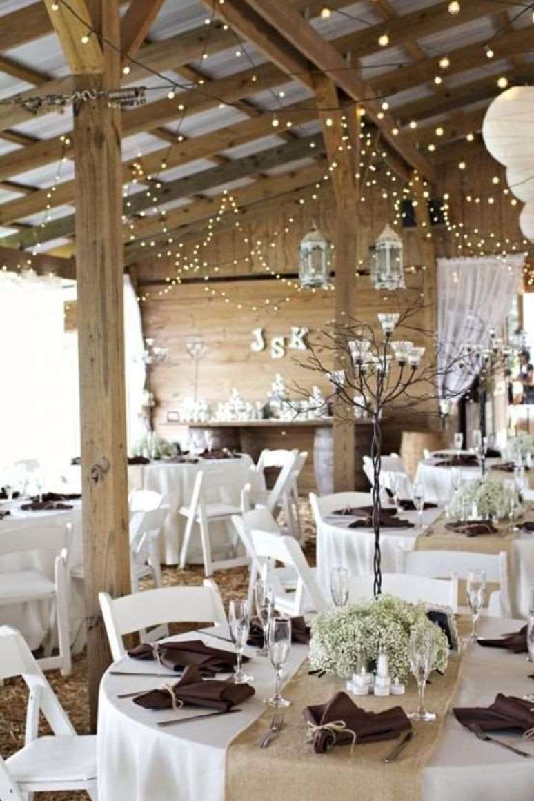 27- Decora&ccedil;&atilde;o de casamento r&uacute;stico chique para ambientes internos