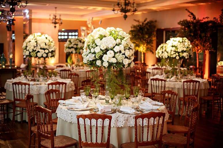 6- Decoração de casamento rústico chique com arranjos de flores e toalhas em renda