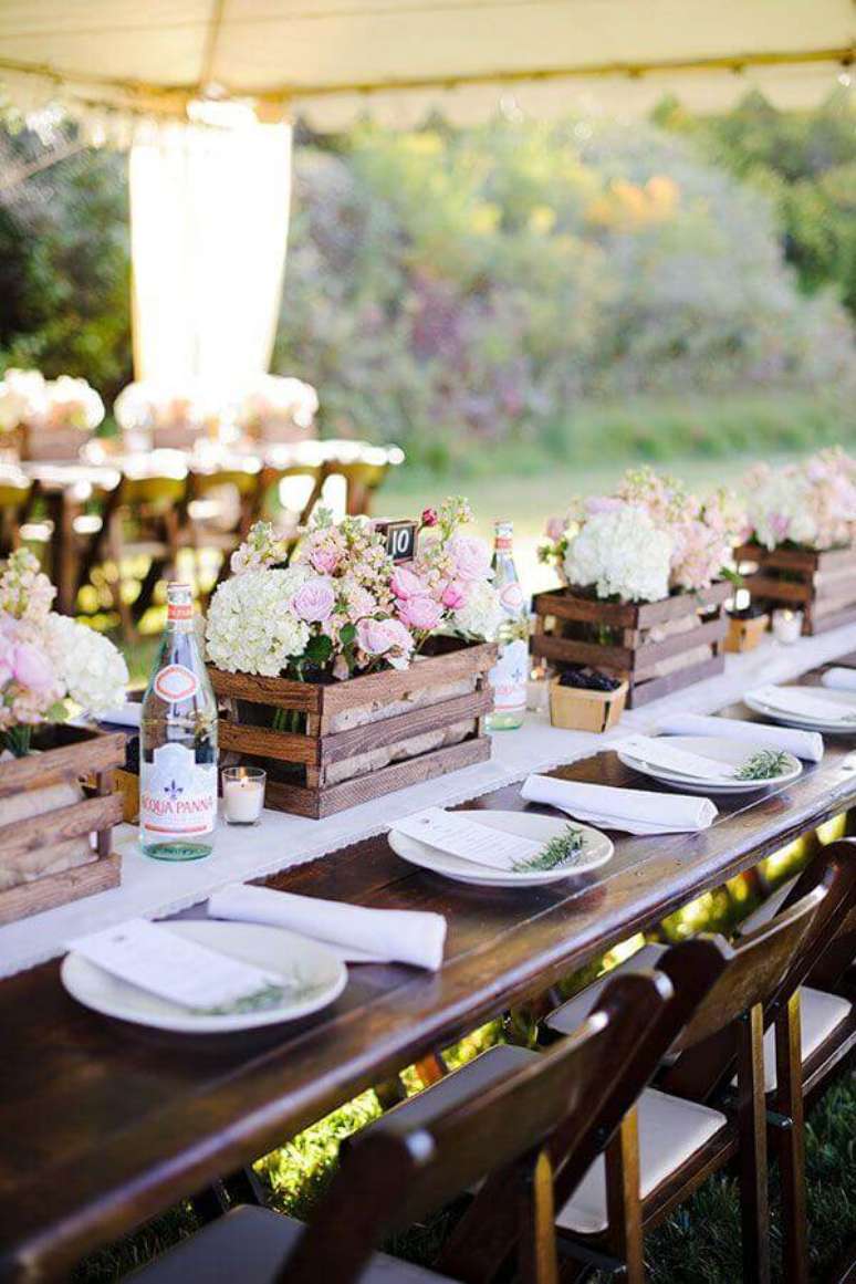 48. Caixotes de madeira com arranjos de flores para decoração de casamento rústico simples – Foto: WeddBook