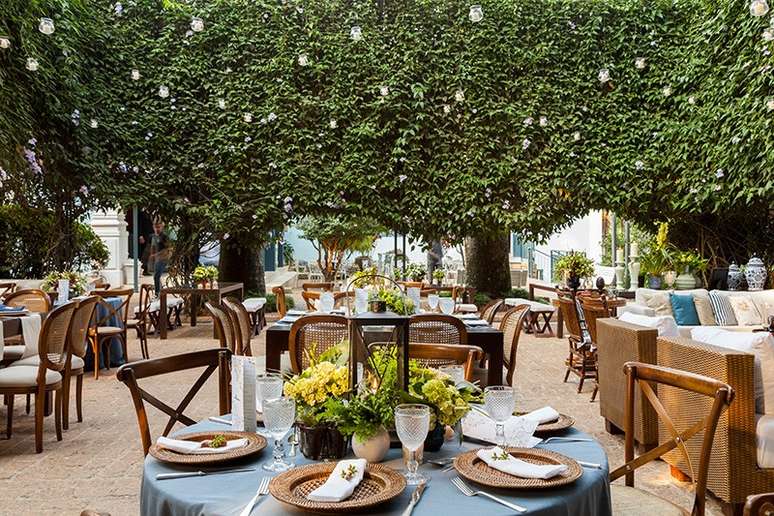 3- Decora&ccedil;&atilde;o de casamento r&uacute;stico com paisagem e m&oacute;veis de madeira