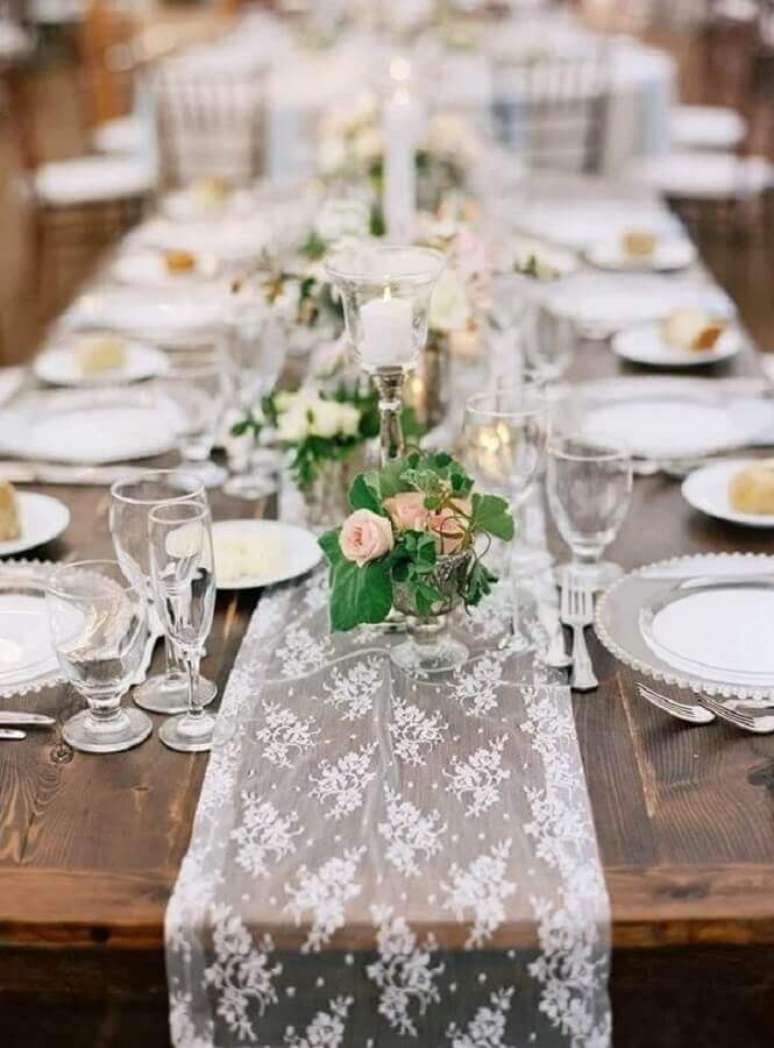 51. Delicada decoração de mesa de convidados para casamento rústico – Foto: Pinterest