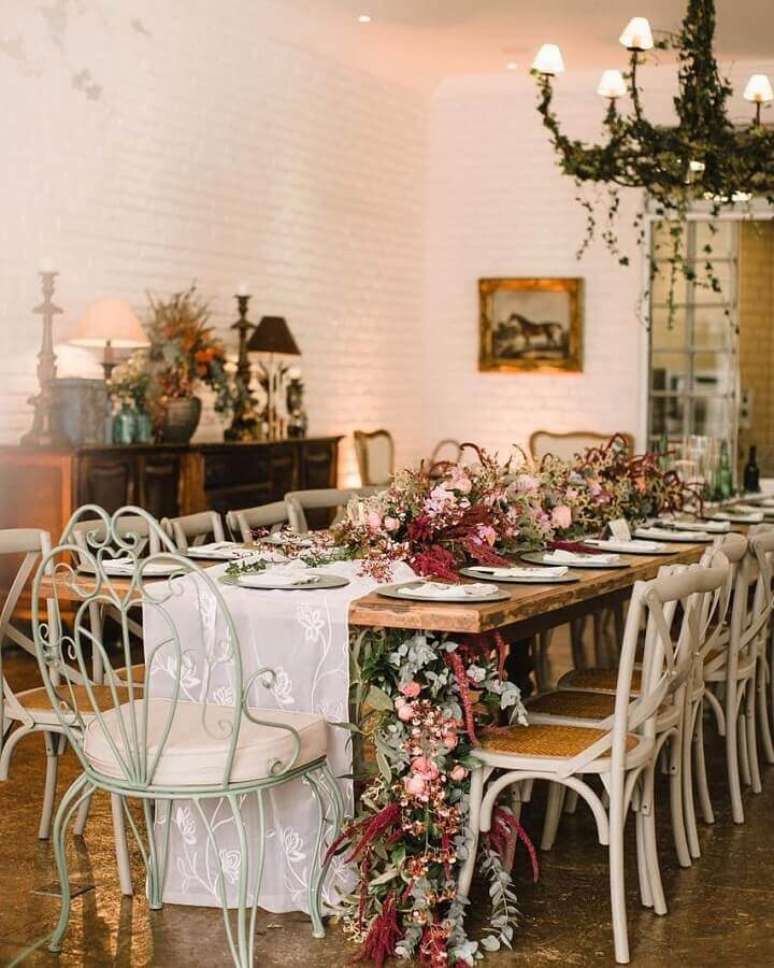 52. Você pode aproveitar para fazer uma linda decoração de casamento rústico em casa – Foto: Nina Vintage