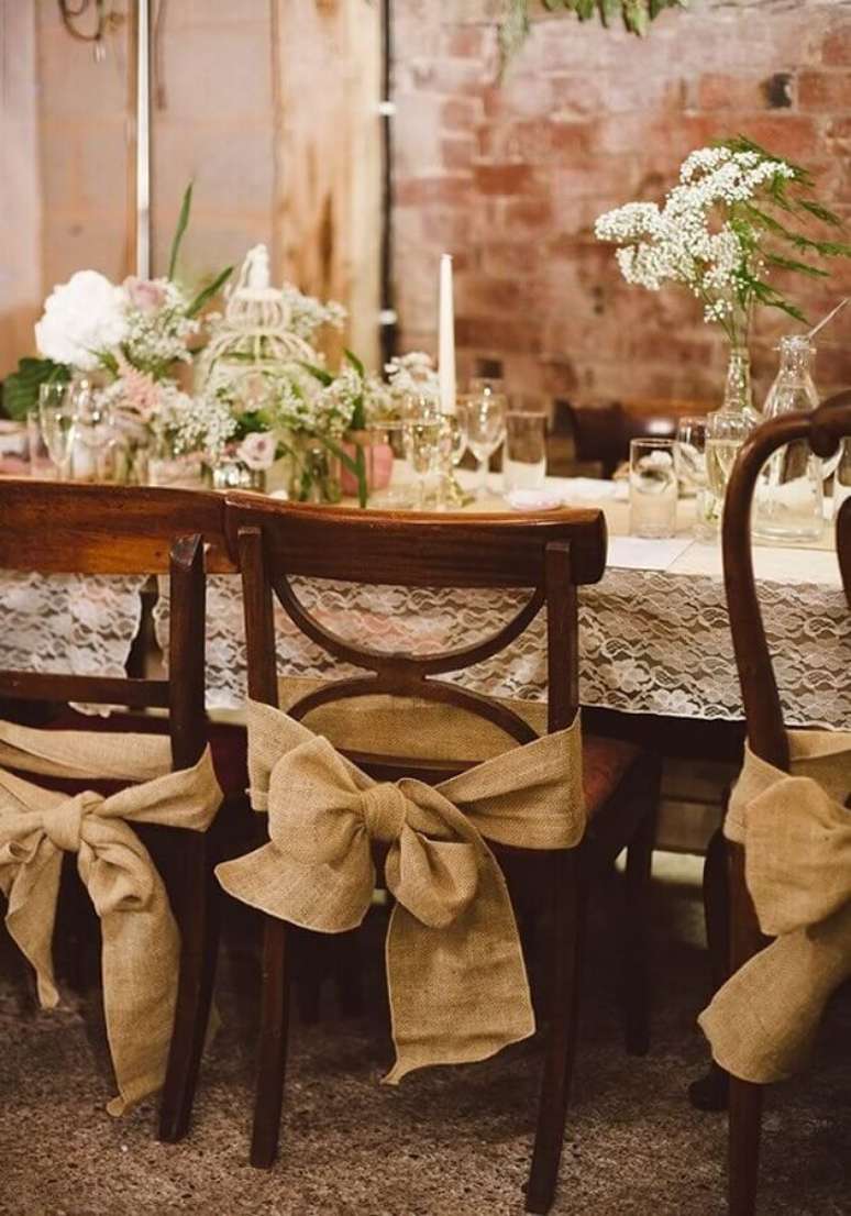 53. Os laços são o grande diferencial da decoração de casamento rústico simples – Foto: Últimas Decoração