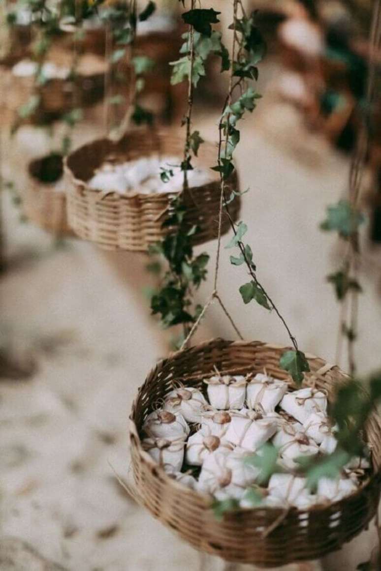 55. Cestas com lembrancinhas para decora&ccedil;&atilde;o de casamento r&uacute;stico simples e barato &ndash; Foto: Pinterest