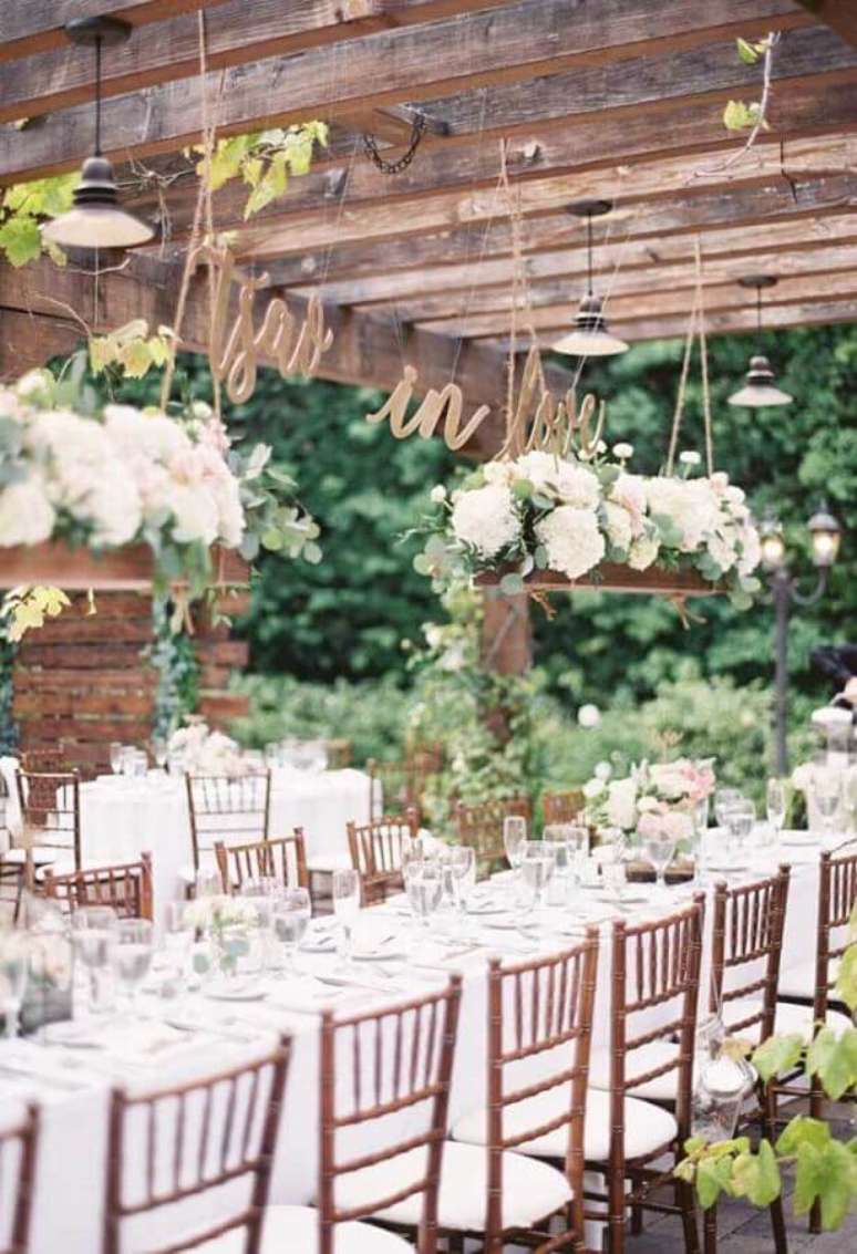 59. Arranjos com flores brancas suspensas para decoração de casamento rústico de dia – Foto: Pinterest