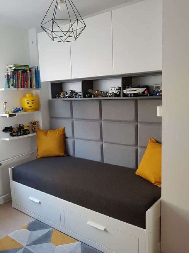 Decora&ccedil;&atilde;o de quarto planejado com camas de solteiro com gavetas &ndash; Foto: myMODULO