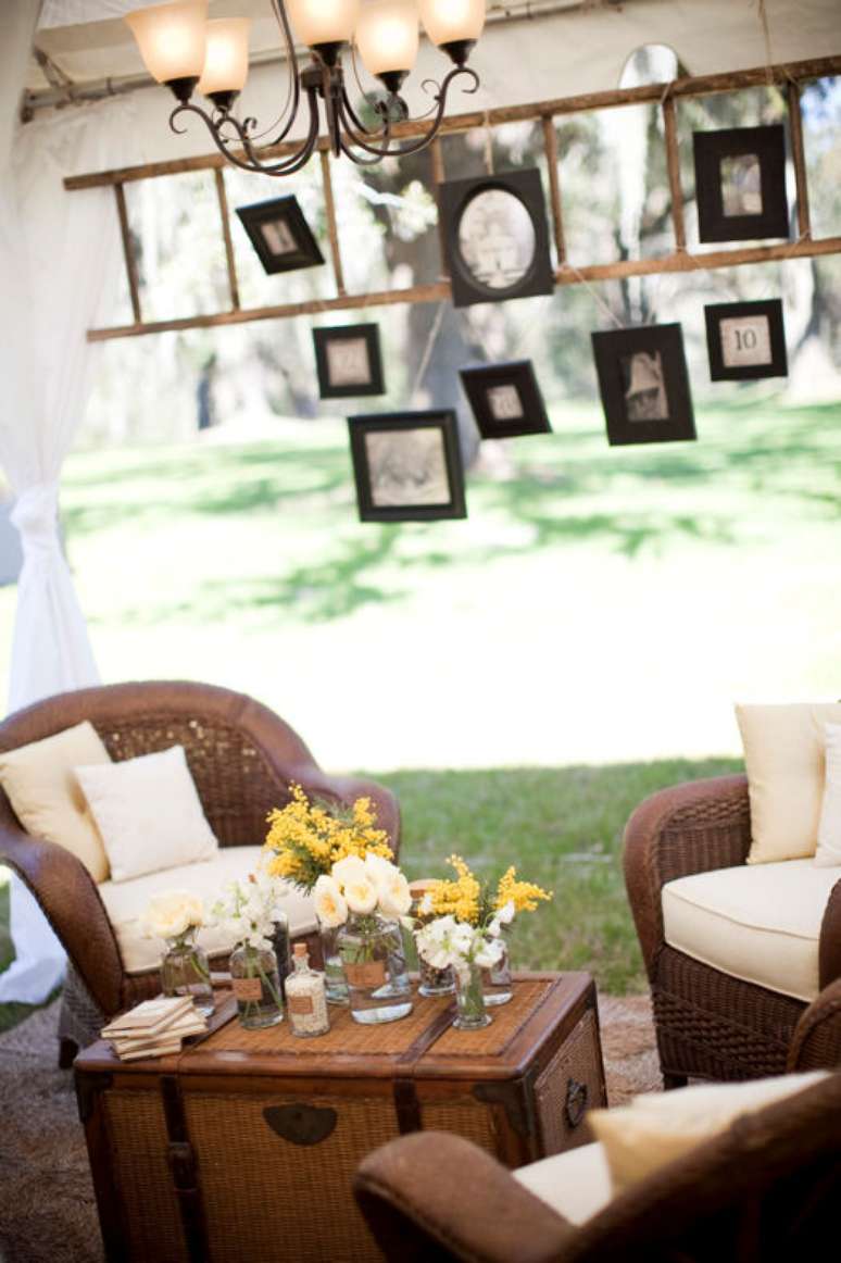 33- Espa&ccedil;o criado para convidados com pequenos quadros e arranjos florais