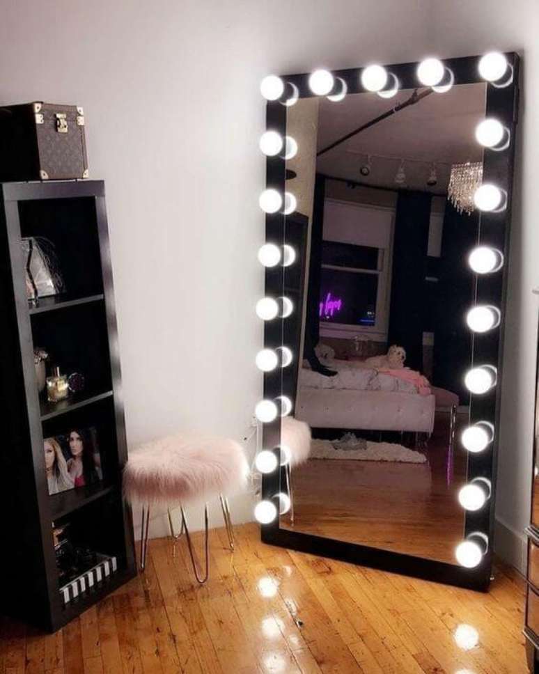 31. Espelho camarim com moldura preta &ndash; Via: Pinterest