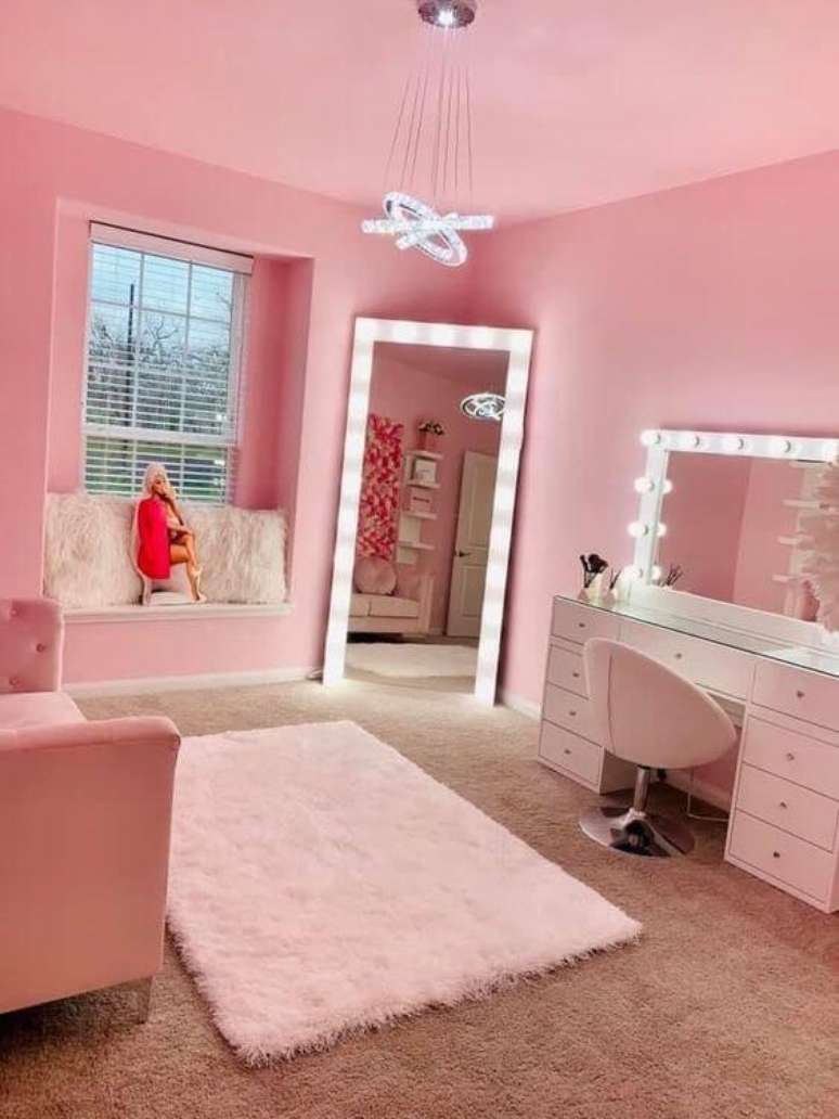 33. Espelho camarim com penteadeira no quarto cor de rosa – Via: Pinterest