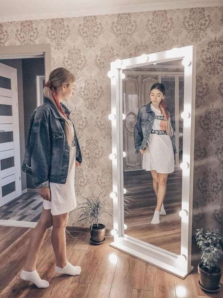 1. Saiba tudo sobre o espelho camarim de chão para usar na sua decoração moderna e iluminada – Via: Etsy