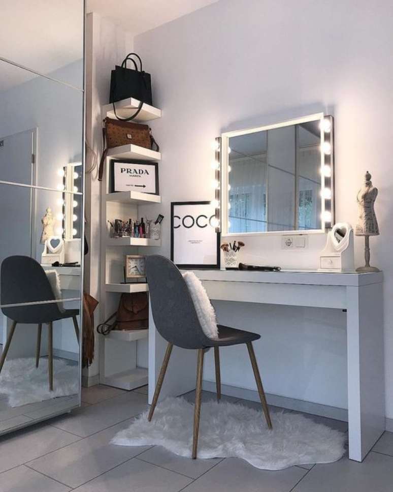 46. Espelho camarim na penteadeira branca com cadeira confortável – Via: Pinterest
