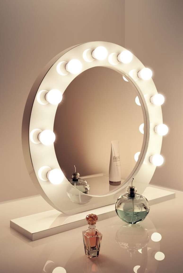 25. Espelho camarim redondo para penteadeira moderna – via: Creative Home Decor