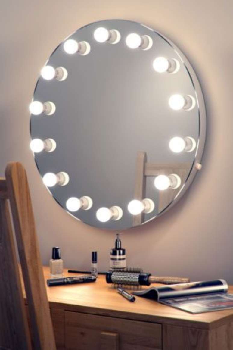 3. Espelho camarim de parede redondo – Via: Ebay