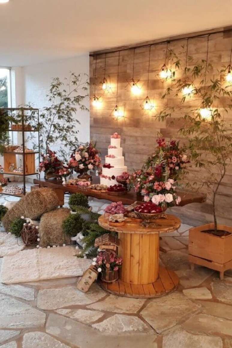 64. Luminárias aramadas para painel de decoração de mesa de casamento rústico – Foto: Pinterest