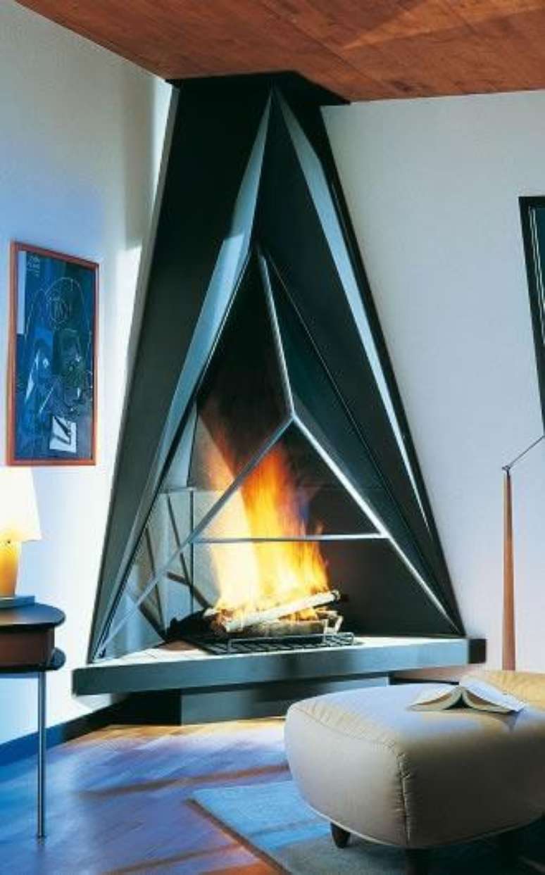 29. Lareira de canto de ferro com design moderno &ndash; Via: Pinterest