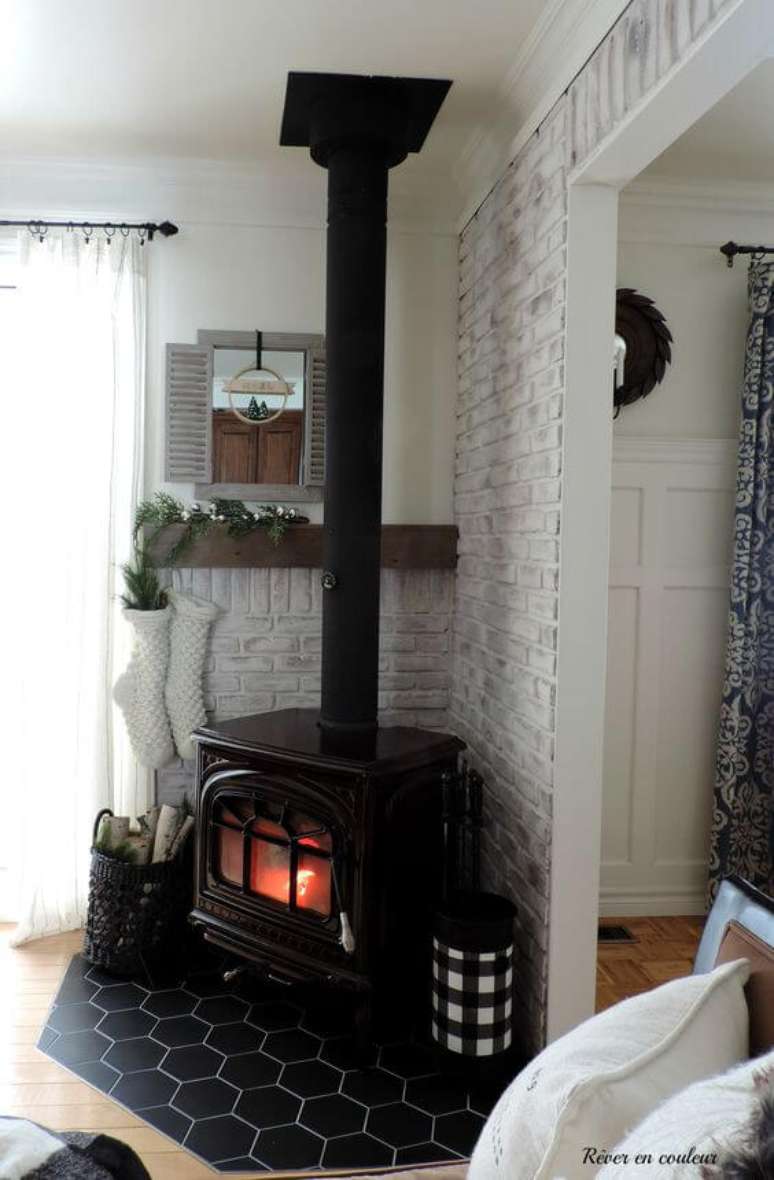 26. Decora&ccedil;&atilde;o com lareira de canto de ferro &ndash; Via: Rever en Couleur