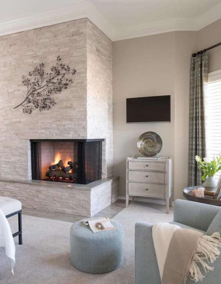 4. Lareira de canto na sala cl&aacute;ssica &ndash; Via: Pinterest