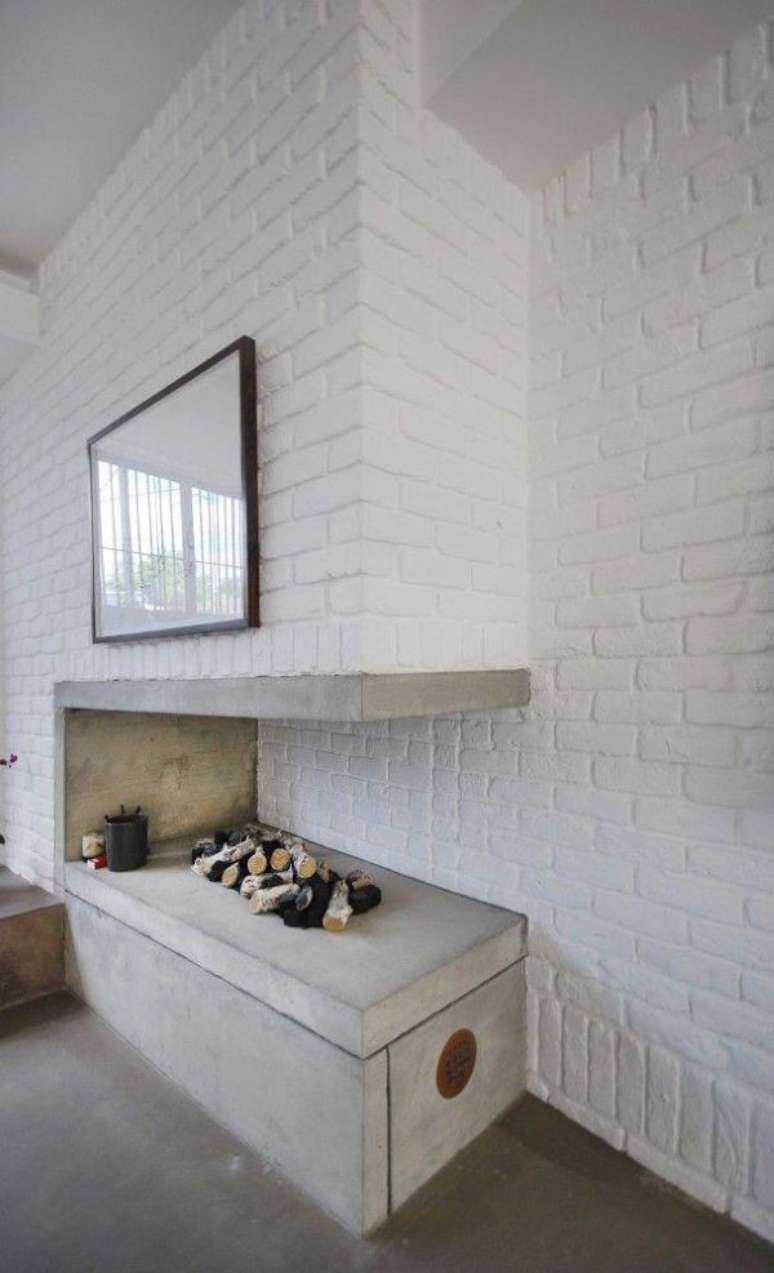 39. Lareira de canto na sala de estar branca &ndash; Via: Pinterest