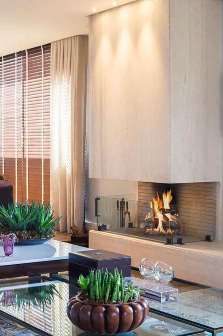 44. Sala de estar com lareira de canto moderna &ndash; Via: Pinterest