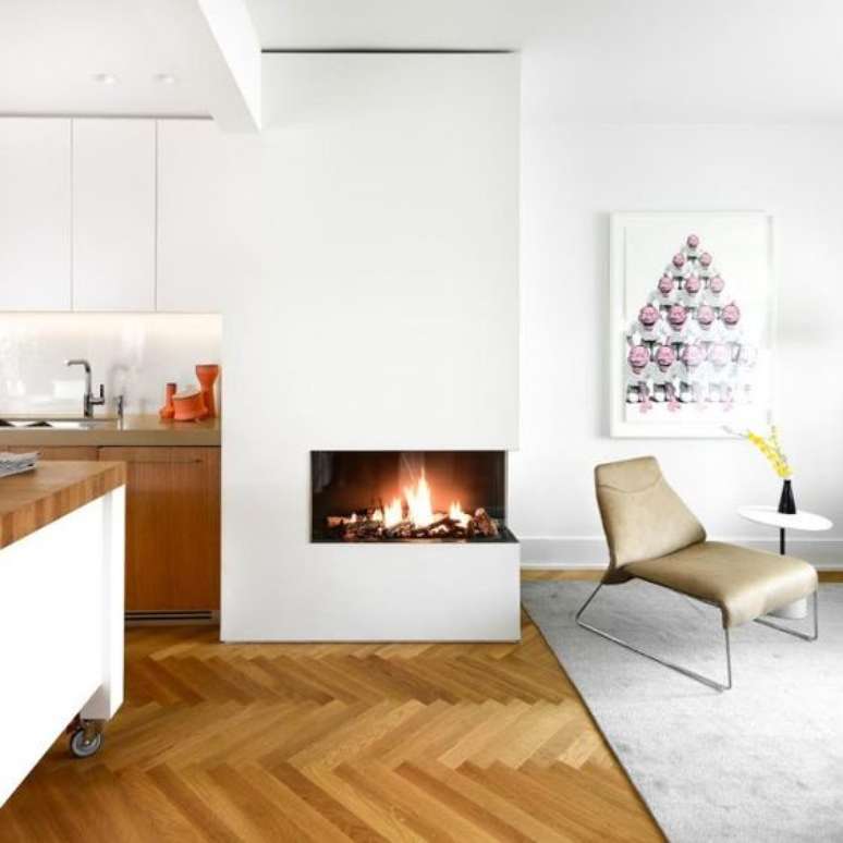 55. Lareira de canto pequena na sala integrada a cozinha &ndash; Via: European Home